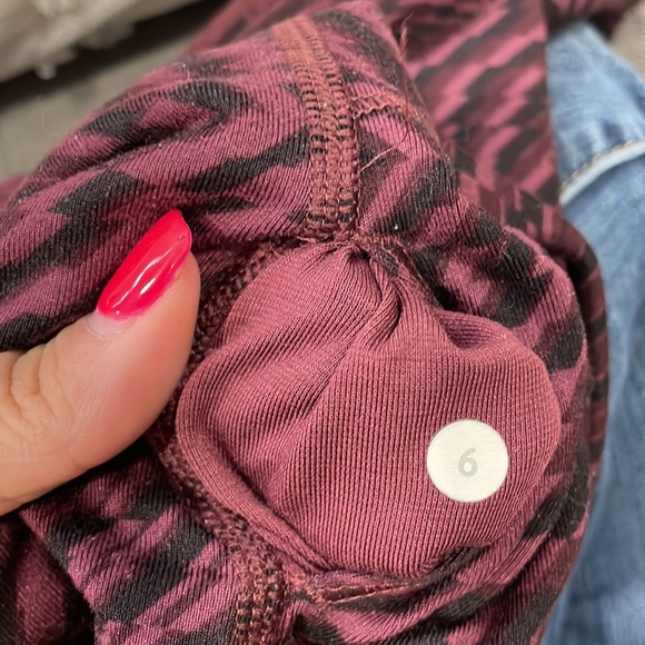 Lululemon Wunder Under Cropped Leggings Burgundy Geometric Pattern Size 6 - Picture 5 of 5